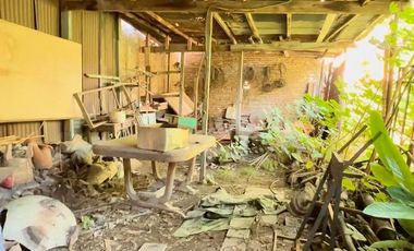 CASA DESARROLLADA EN DOS PLANTAS, COCHERA Y FONDO LIBRE, LOTE PROPIO 270m2