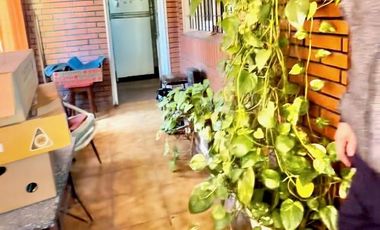 CASA DESARROLLADA EN DOS PLANTAS, COCHERA Y FONDO LIBRE, LOTE PROPIO 270m2