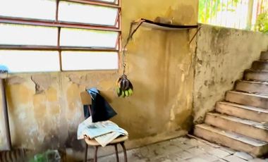 CASA DESARROLLADA EN DOS PLANTAS, COCHERA Y FONDO LIBRE, LOTE PROPIO 270m2