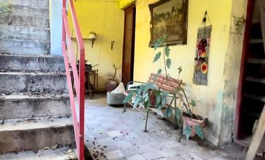 CASA DESARROLLADA EN DOS PLANTAS, COCHERA Y FONDO LIBRE, LOTE PROPIO 270m2