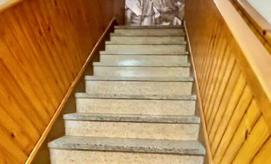 CASA DESARROLLADA EN DOS PLANTAS, COCHERA Y FONDO LIBRE, LOTE PROPIO 270m2