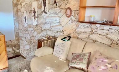 CASA DESARROLLADA EN DOS PLANTAS, COCHERA Y FONDO LIBRE, LOTE PROPIO 270m2