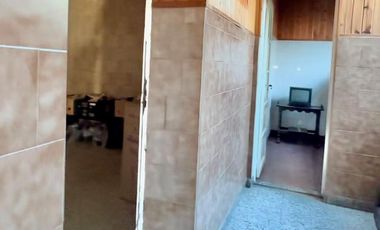 CASA DESARROLLADA EN DOS PLANTAS, COCHERA Y FONDO LIBRE, LOTE PROPIO 270m2