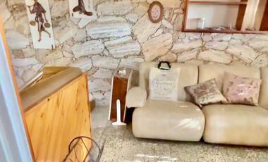 CASA DESARROLLADA EN DOS PLANTAS, COCHERA Y FONDO LIBRE, LOTE PROPIO 270m2