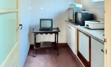 CASA DESARROLLADA EN DOS PLANTAS, COCHERA Y FONDO LIBRE, LOTE PROPIO 270m2