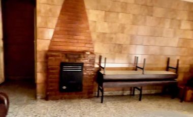 CASA DESARROLLADA EN DOS PLANTAS, COCHERA Y FONDO LIBRE, LOTE PROPIO 270m2