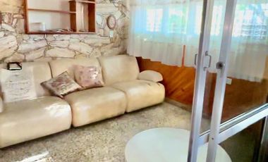 CASA DESARROLLADA EN DOS PLANTAS, COCHERA Y FONDO LIBRE, LOTE PROPIO 270m2