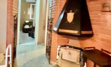 CASA DESARROLLADA EN DOS PLANTAS, COCHERA Y FONDO LIBRE, LOTE PROPIO 270m2