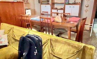 CASA DESARROLLADA EN DOS PLANTAS, COCHERA Y FONDO LIBRE, LOTE PROPIO 270m2