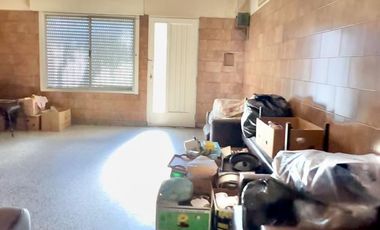 CASA DESARROLLADA EN DOS PLANTAS, COCHERA Y FONDO LIBRE, LOTE PROPIO 270m2