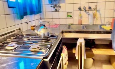 CASA DESARROLLADA EN DOS PLANTAS, COCHERA Y FONDO LIBRE, LOTE PROPIO 270m2