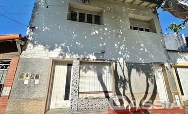 CASA DESARROLLADA EN DOS PLANTAS, COCHERA Y FONDO LIBRE, LOTE PROPIO 270m2