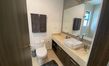 Casa amplia en venta con sotano en Zibata, Querétaro