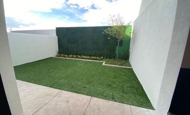 Casa amplia en venta con sotano en Zibata, Querétaro