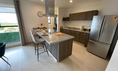 Casa amplia en venta con sotano en Zibata, Querétaro