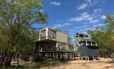 VENTA: Casa en la isla en Paraná Viejo de tres dormitorios con galería y muelle, amoblada. Rosario