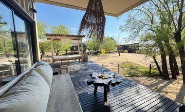 VENTA: Casa en la isla en Paraná Viejo de tres dormitorios con galería y muelle, amoblada. Rosario