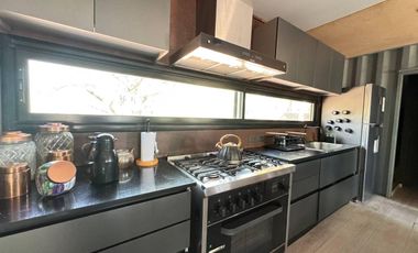 VENTA: Casa en la isla en Paraná Viejo de tres dormitorios con galería y muelle, amoblada. Rosario