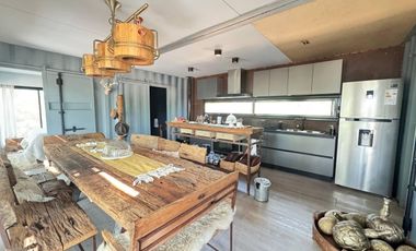 VENTA: Casa en la isla en Paraná Viejo de tres dormitorios con galería y muelle, amoblada. Rosario