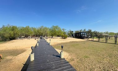 VENTA: Casa en la isla en Paraná Viejo de tres dormitorios con galería y muelle, amoblada. Rosario