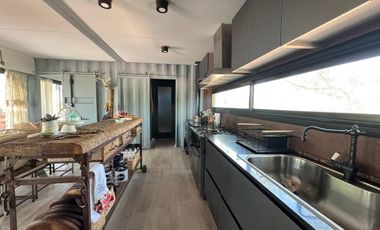 VENTA: Casa en la isla en Paraná Viejo de tres dormitorios con galería y muelle, amoblada. Rosario