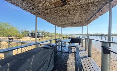 VENTA: Casa en la isla en Paraná Viejo de tres dormitorios con galería y muelle, amoblada. Rosario