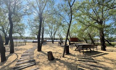 VENTA: Casa en la isla en Paraná Viejo de tres dormitorios con galería y muelle, amoblada. Rosario