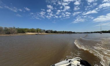 VENTA: Casa en la isla en Paraná Viejo de tres dormitorios con galería y muelle, amoblada. Rosario