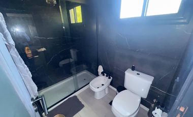 VENTA: Casa en la isla en Paraná Viejo de tres dormitorios con galería y muelle, amoblada. Rosario