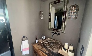 VENTA: Casa en la isla en Paraná Viejo de tres dormitorios con galería y muelle, amoblada. Rosario