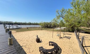 VENTA: Casa en la isla en Paraná Viejo de tres dormitorios con galería y muelle, amoblada. Rosario