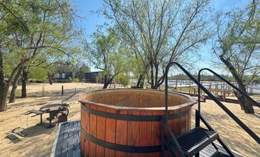 VENTA: Casa en la isla en Paraná Viejo de tres dormitorios con galería y muelle, amoblada. Rosario