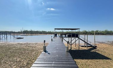VENTA: Casa en la isla en Paraná Viejo de tres dormitorios con galería y muelle, amoblada. Rosario