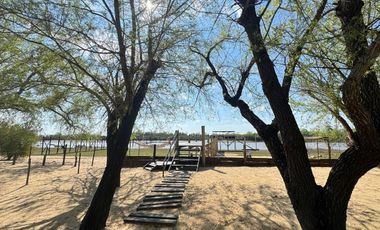 VENTA: Casa en la isla en Paraná Viejo de tres dormitorios con galería y muelle, amoblada. Rosario