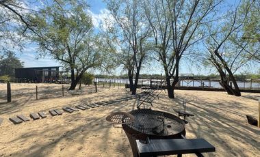 VENTA: Casa en la isla en Paraná Viejo de tres dormitorios con galería y muelle, amoblada. Rosario