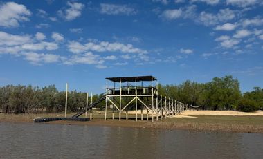 VENTA: Casa en la isla en Paraná Viejo de tres dormitorios con galería y muelle, amoblada. Rosario