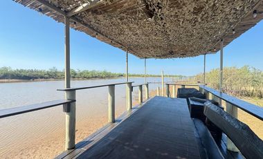 VENTA: Casa en la isla en Paraná Viejo de tres dormitorios con galería y muelle, amoblada. Rosario