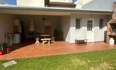 Casa en una plata c/ gran jardín venta en Saavedra