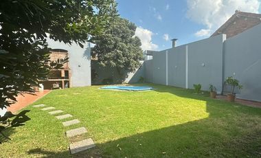 Casa en una plata c/ gran jardín venta en Saavedra