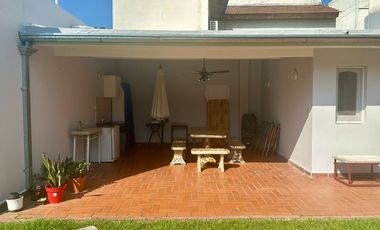 Casa en una plata c/ gran jardín venta en Saavedra