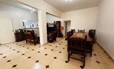 Casa en una plata c/ gran jardín venta en Saavedra