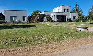 Casa en Venta y/o alquiler en La Primavera,