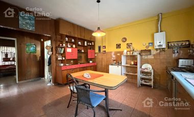 Sobre doble frente. Casa 4 ambientes, con gran parque. Cuenta con garaje.