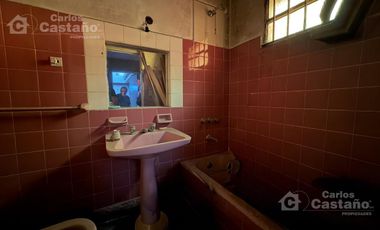 Sobre doble frente. Casa 4 ambientes, con gran parque. Cuenta con garaje.