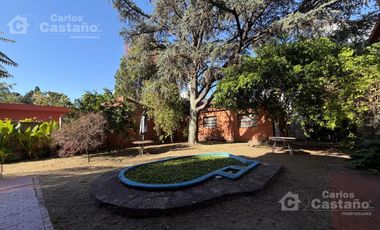 Sobre doble frente. Casa 4 ambientes, con gran parque. Cuenta con garaje.