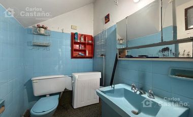 Sobre doble frente. Casa 4 ambientes, con gran parque. Cuenta con garaje.