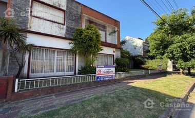 Sobre doble frente. Casa 4 ambientes, con gran parque. Cuenta con garaje.
