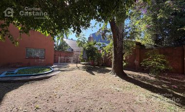 Sobre doble frente. Casa 4 ambientes, con gran parque. Cuenta con garaje.