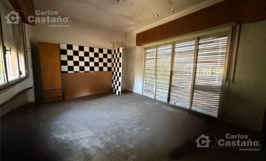 Sobre doble frente. Casa 4 ambientes, con gran parque. Cuenta con garaje.