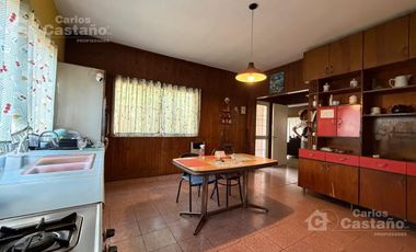 Sobre doble frente. Casa 4 ambientes, con gran parque. Cuenta con garaje.